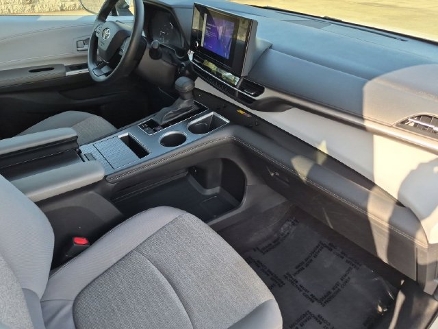 Certified 2025 Toyota Sienna LE FWD image 31