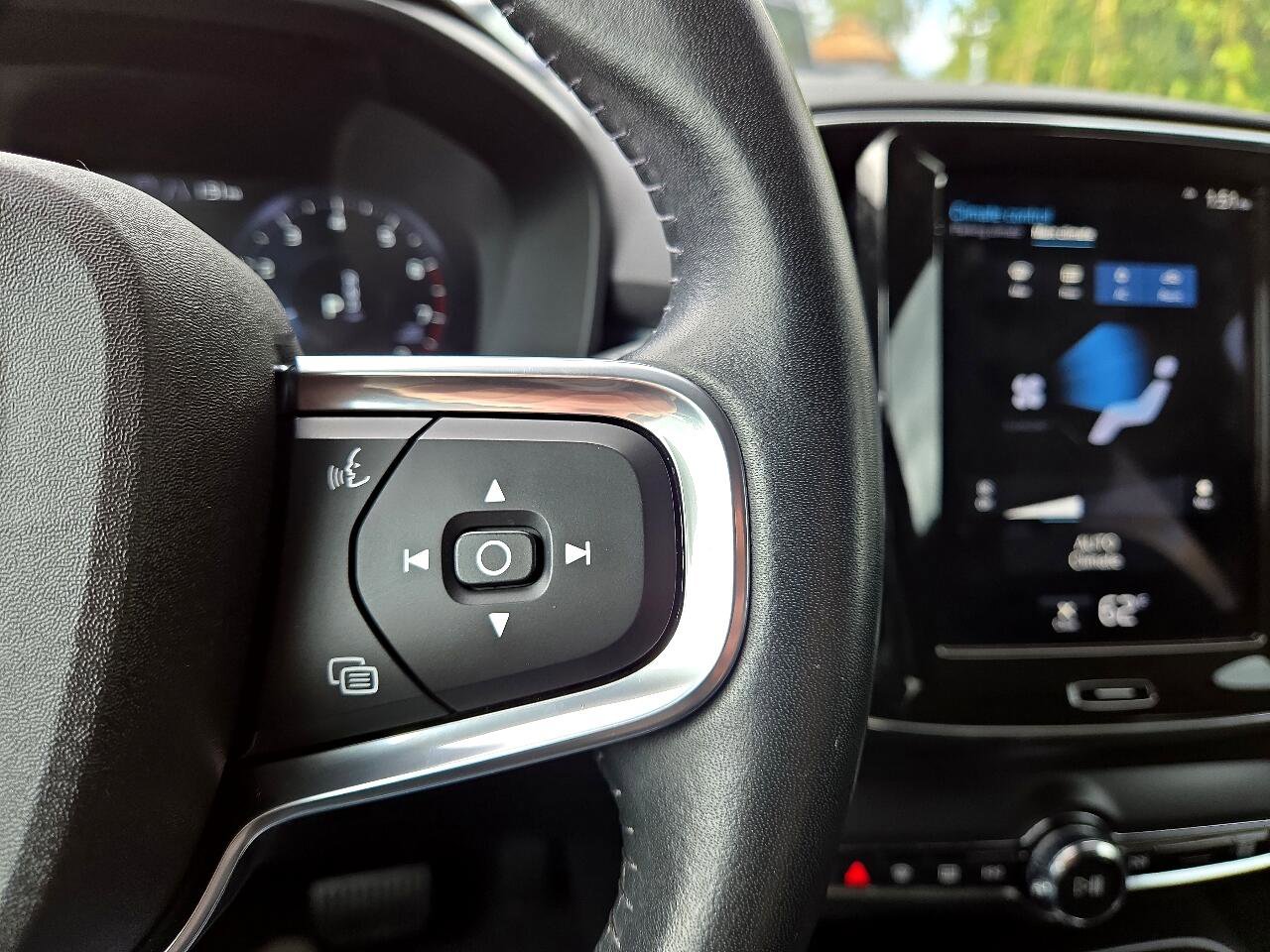 Used 2021 Volvo XC40 T4 Momentum image 22