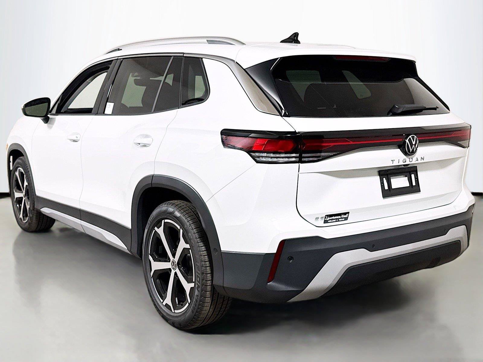 New 2026 Volkswagen Tiguan SE FWD image 3