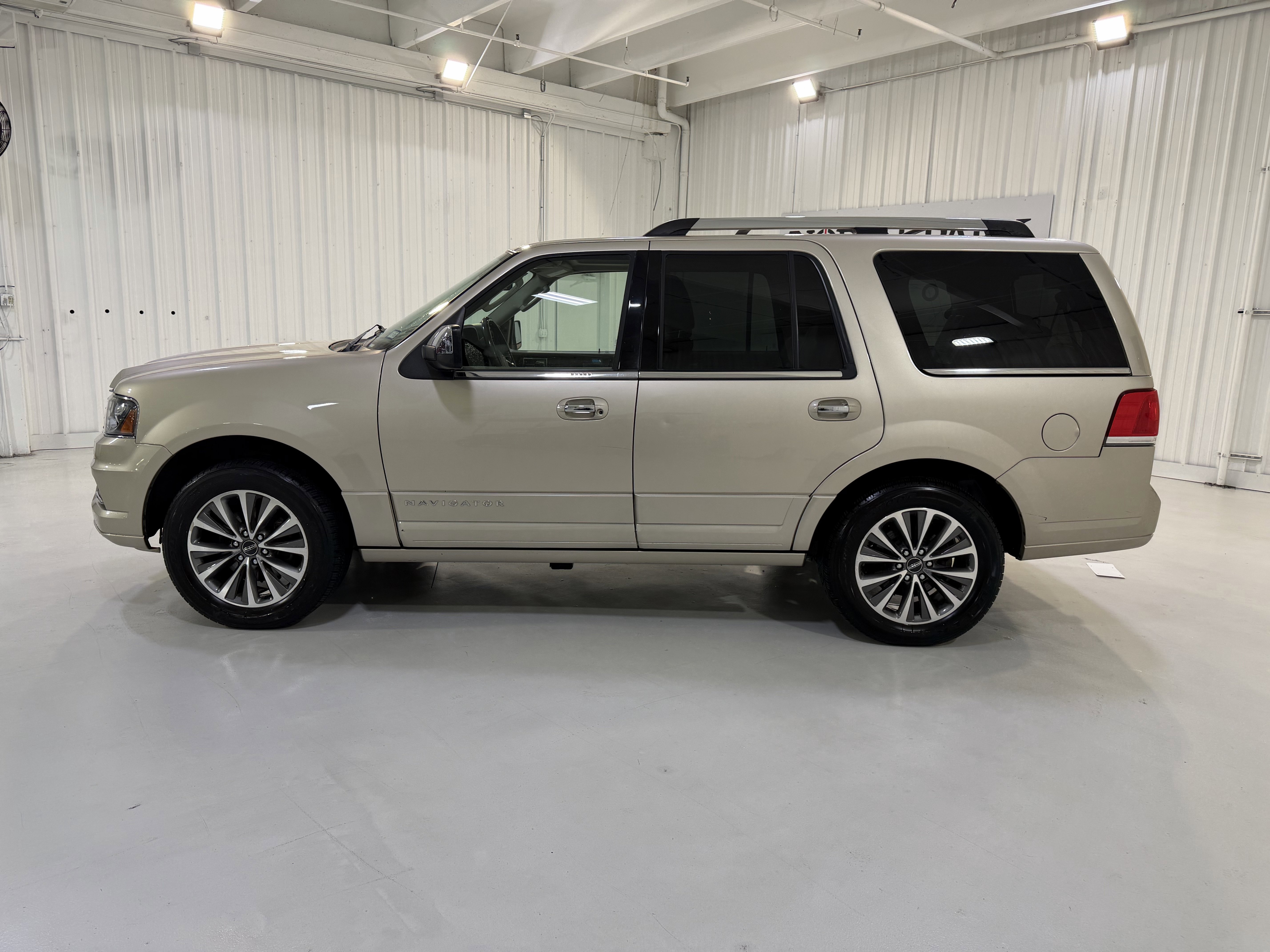 Used 2017 Lincoln Navigator Select RWD image 2