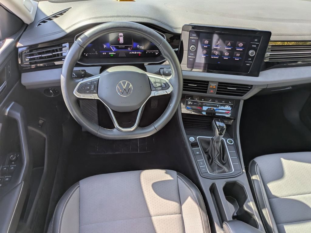 Used 2025 Volkswagen Jetta SE image 25