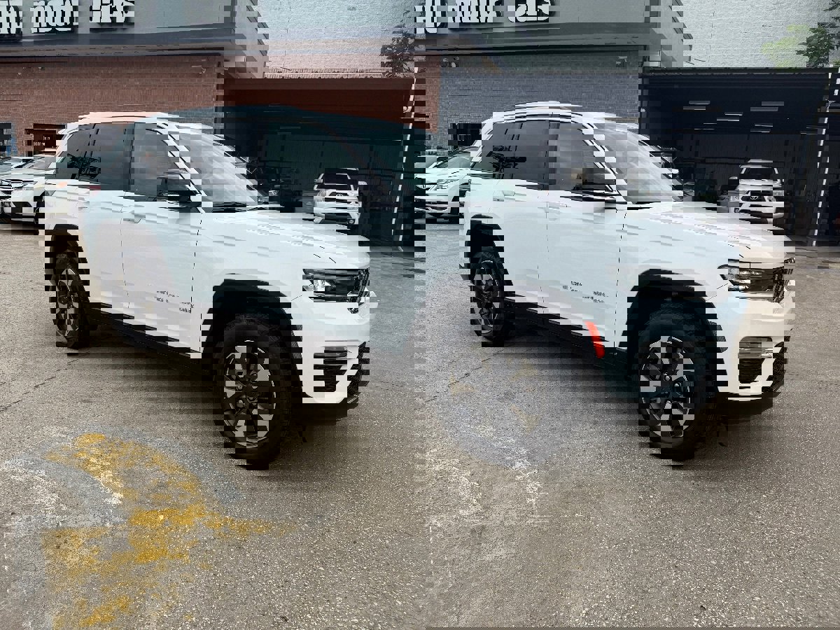 Used 2023 Jeep Grand Cherokee 4WD 4xe image 4