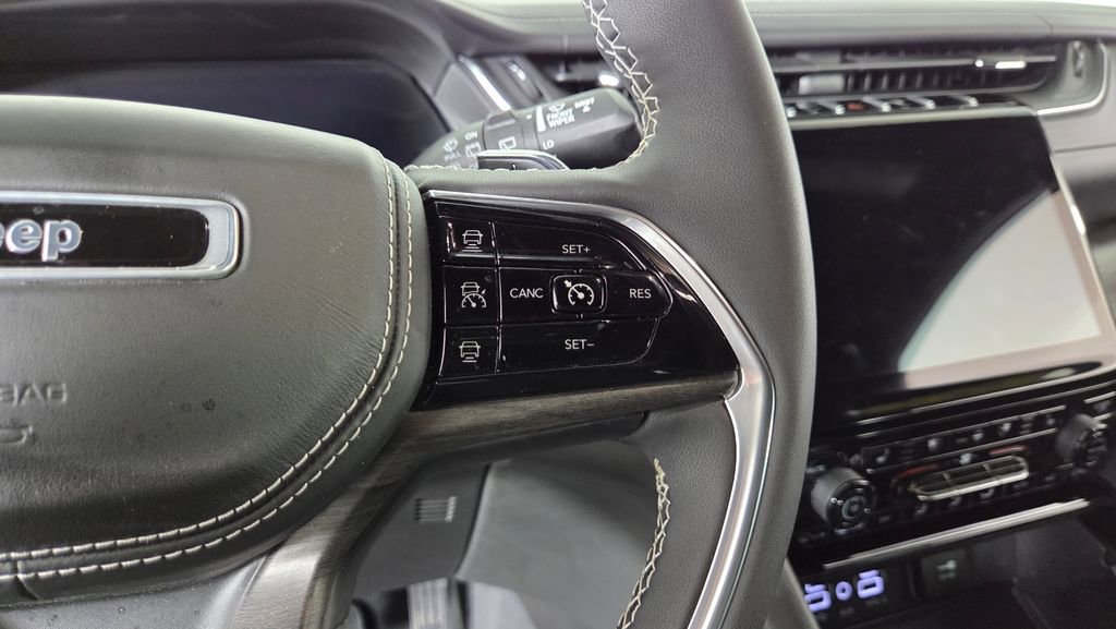 Used 2023 Jeep Grand Cherokee Overland w/ Luxury Tech Group IV AWD/4WD image 18