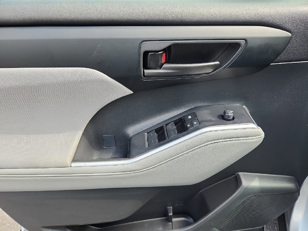 Used 2023 Toyota Highlander L FWD image 13