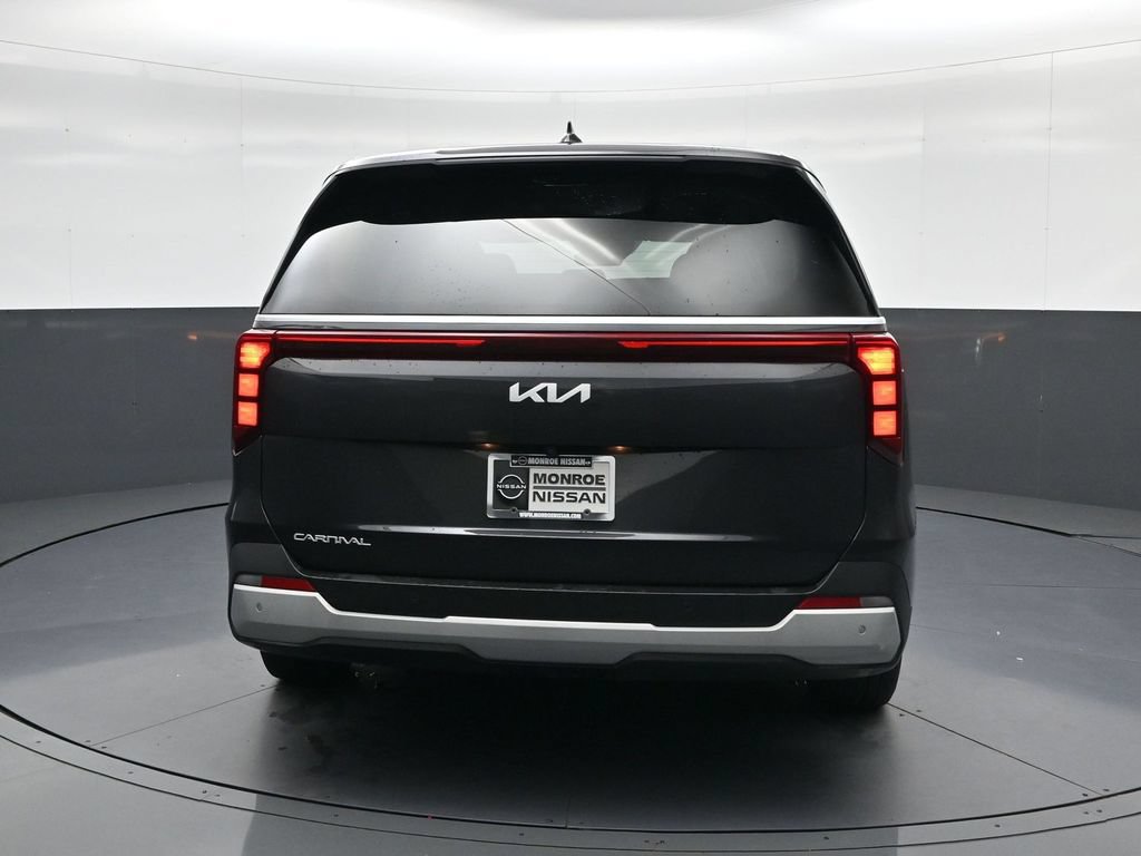 Used 2025 Kia Carnival FWD image 8