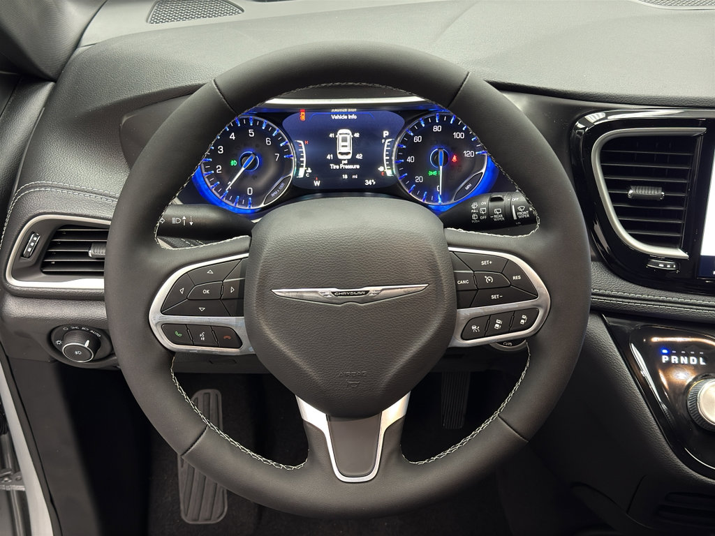 New 2026 Chrysler Pacifica Select image 9