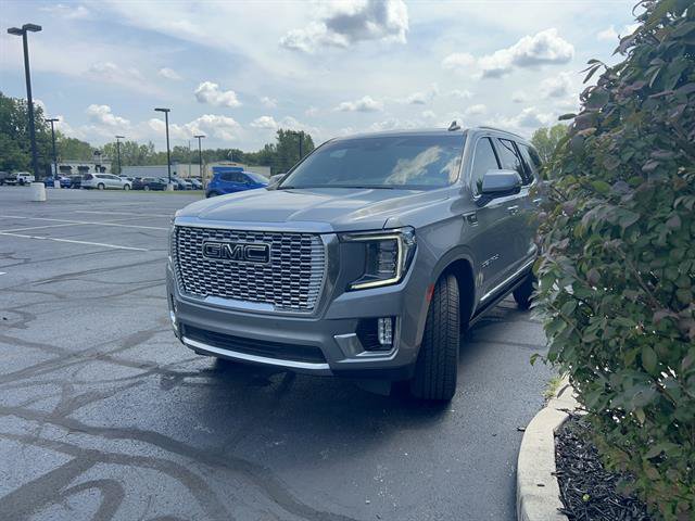 Used 2023 GMC Yukon Denali w/ Advanced Technology Package AWD/4WD image 3