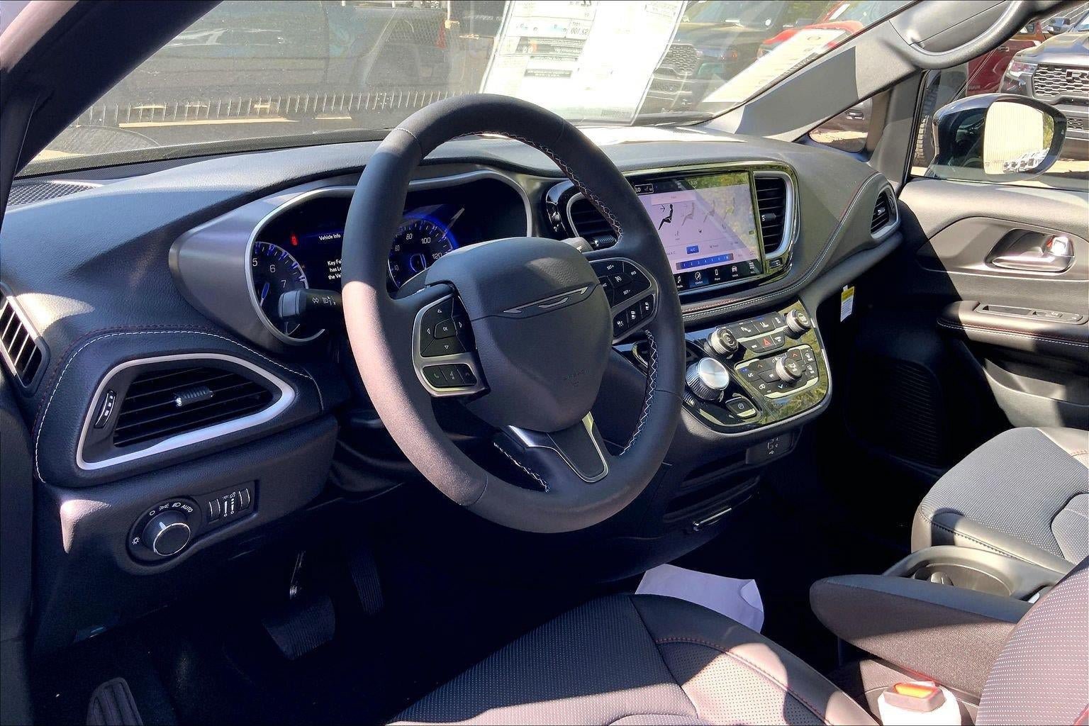 New 2027 Chrysler Pacifica Select FWD image 7