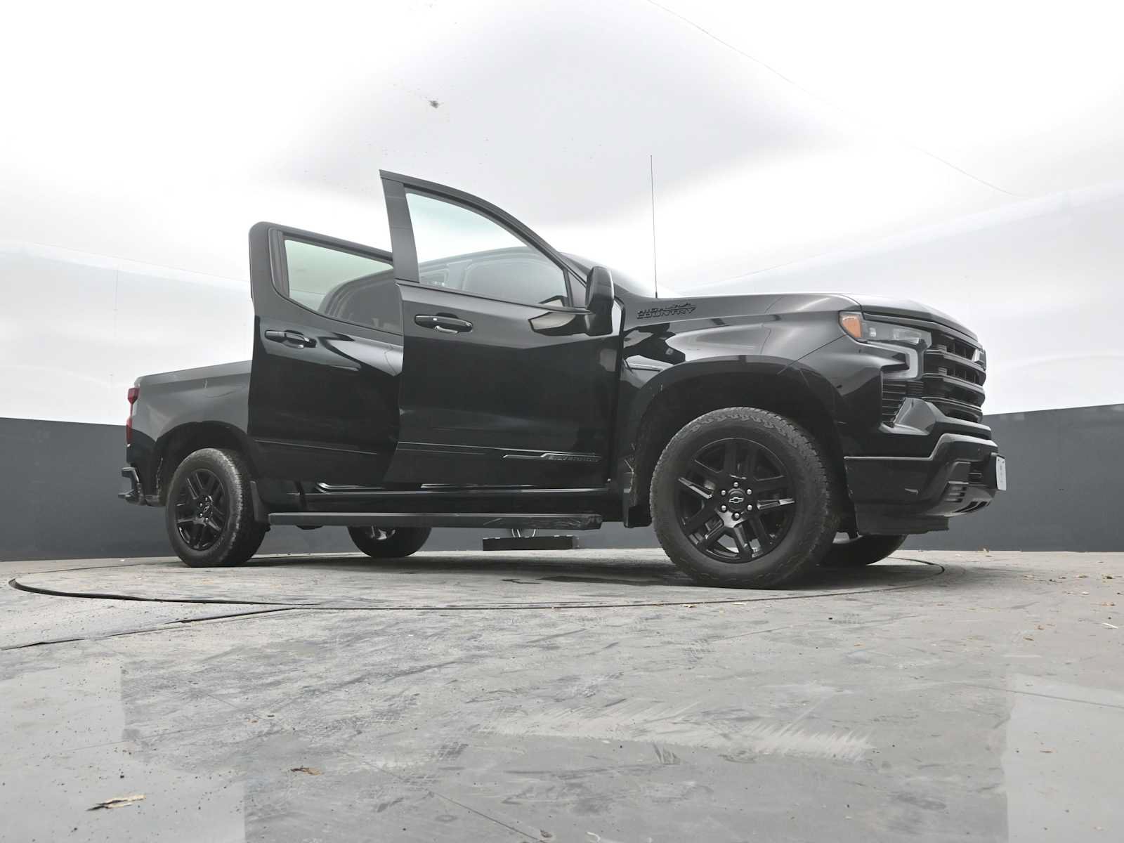 Used 2025 Chevrolet Silverado 1500 High Country w/ Midnight Edition AWD/4WD image 45