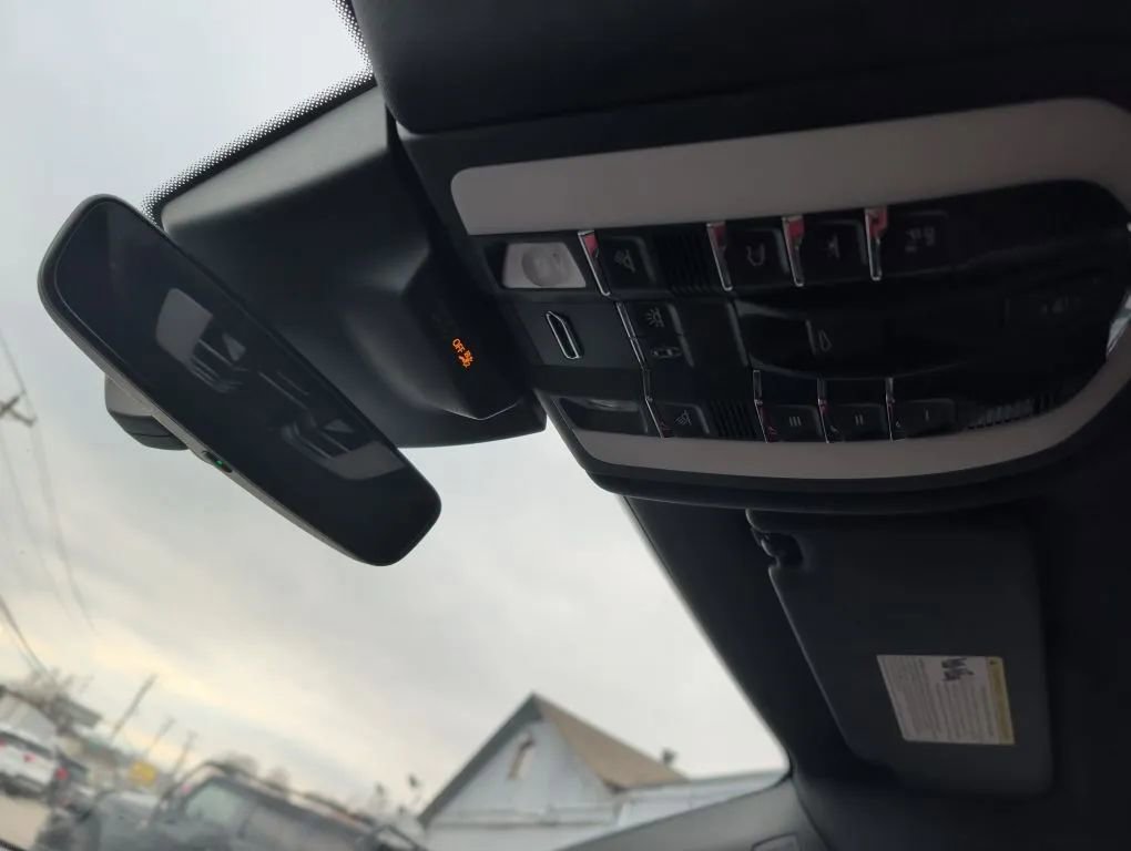 Used 2021 Porsche Macan w/ Premium Package image 19