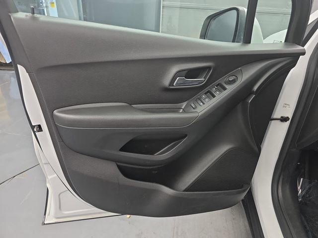 Used 2018 Chevrolet Trax LS AWD/4WD image 16