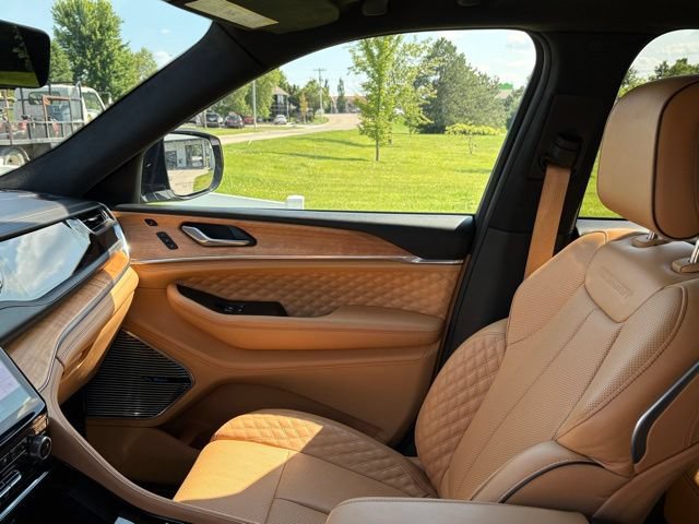 Used 2025 Jeep Grand Cherokee Summit AWD/4WD image 16