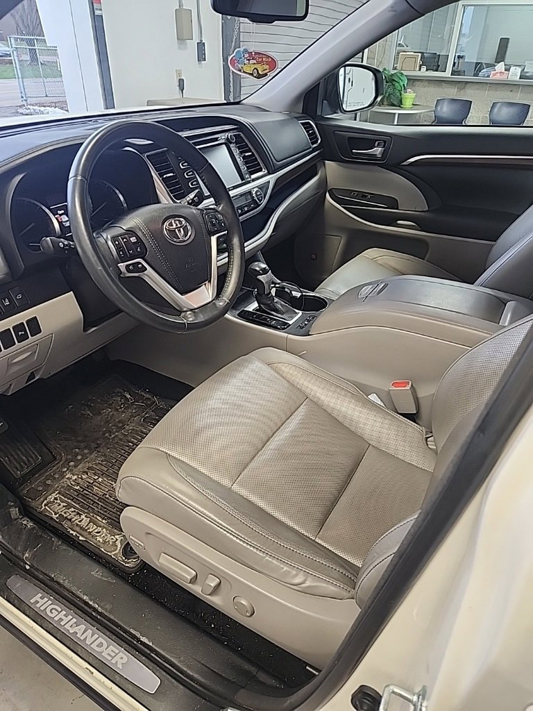 Used 2016 Toyota Highlander Limited image 1