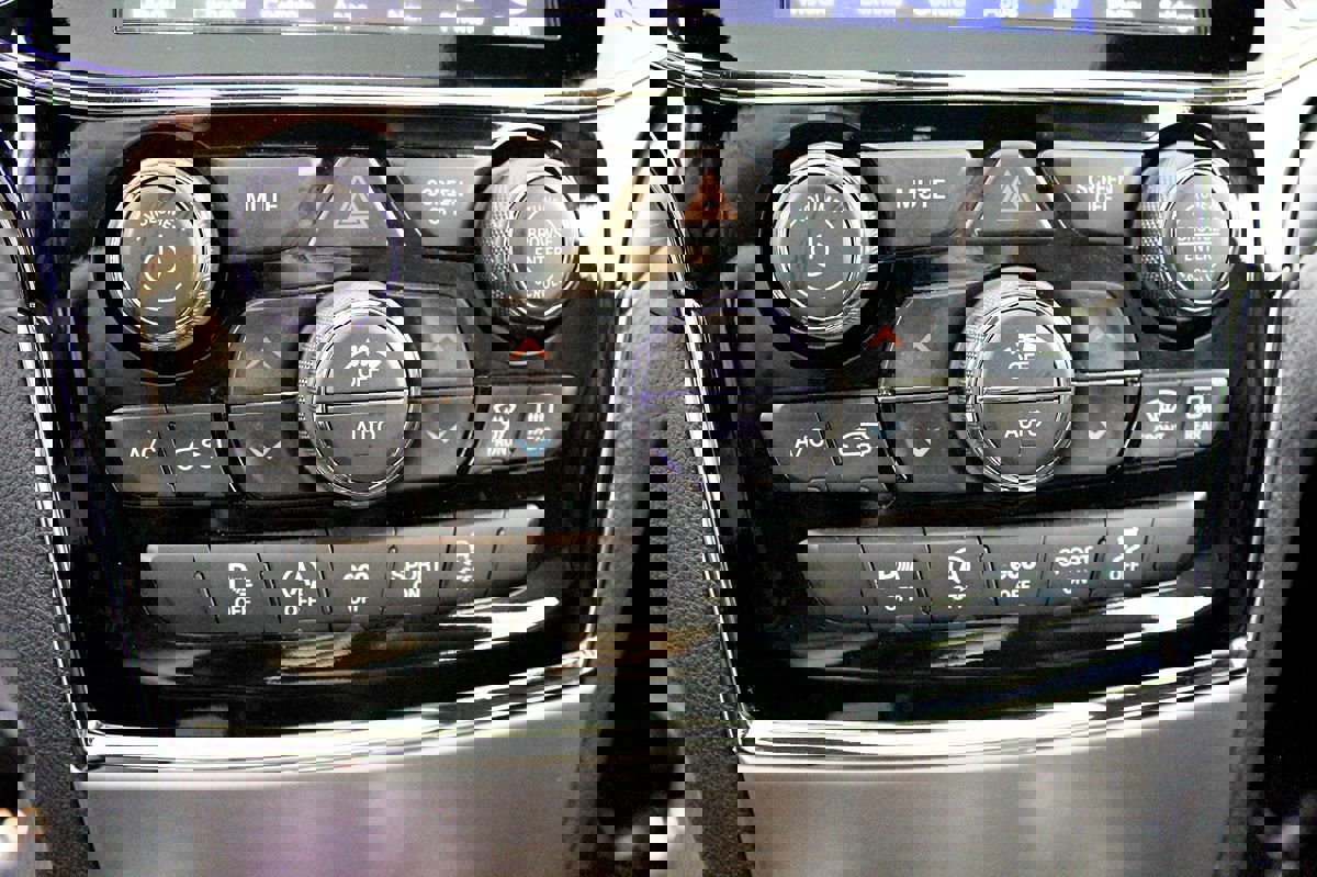 Used 2020 Jeep Grand Cherokee Altitude image 32