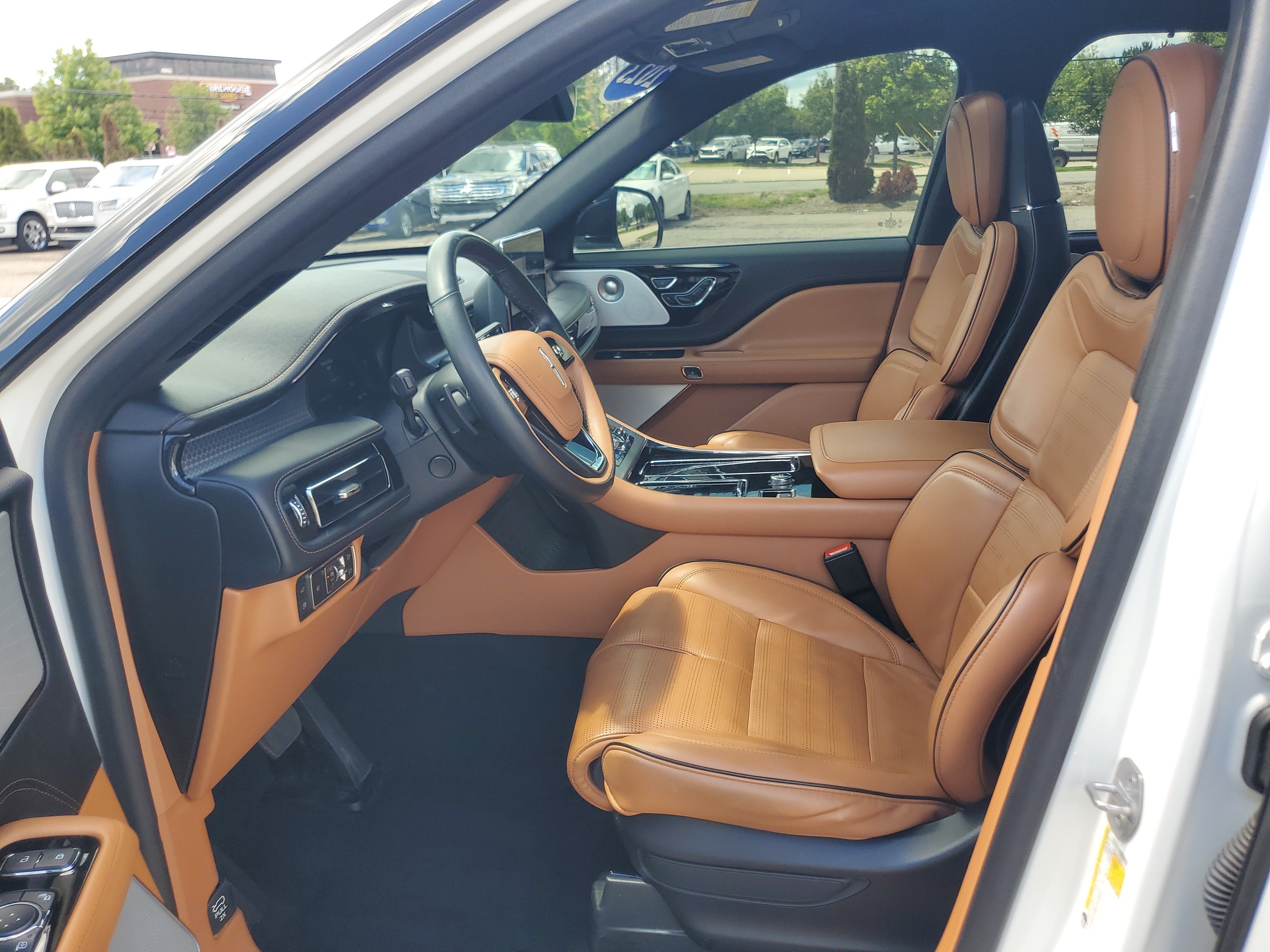 Certified 2023 Lincoln Aviator Black Label Grand Touring w/ Class IV Trailer Tow Package AWD/4WD image 12