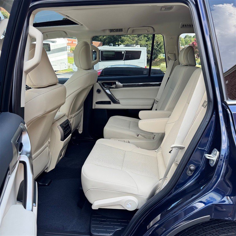 Used 2023 Lexus GX 460 Premium w/ Accessory Package AWD/4WD image 11