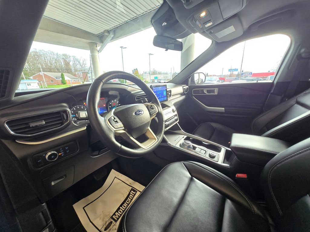 Used 2022 Ford Explorer XLT w/ Equipment Group 202A image 10