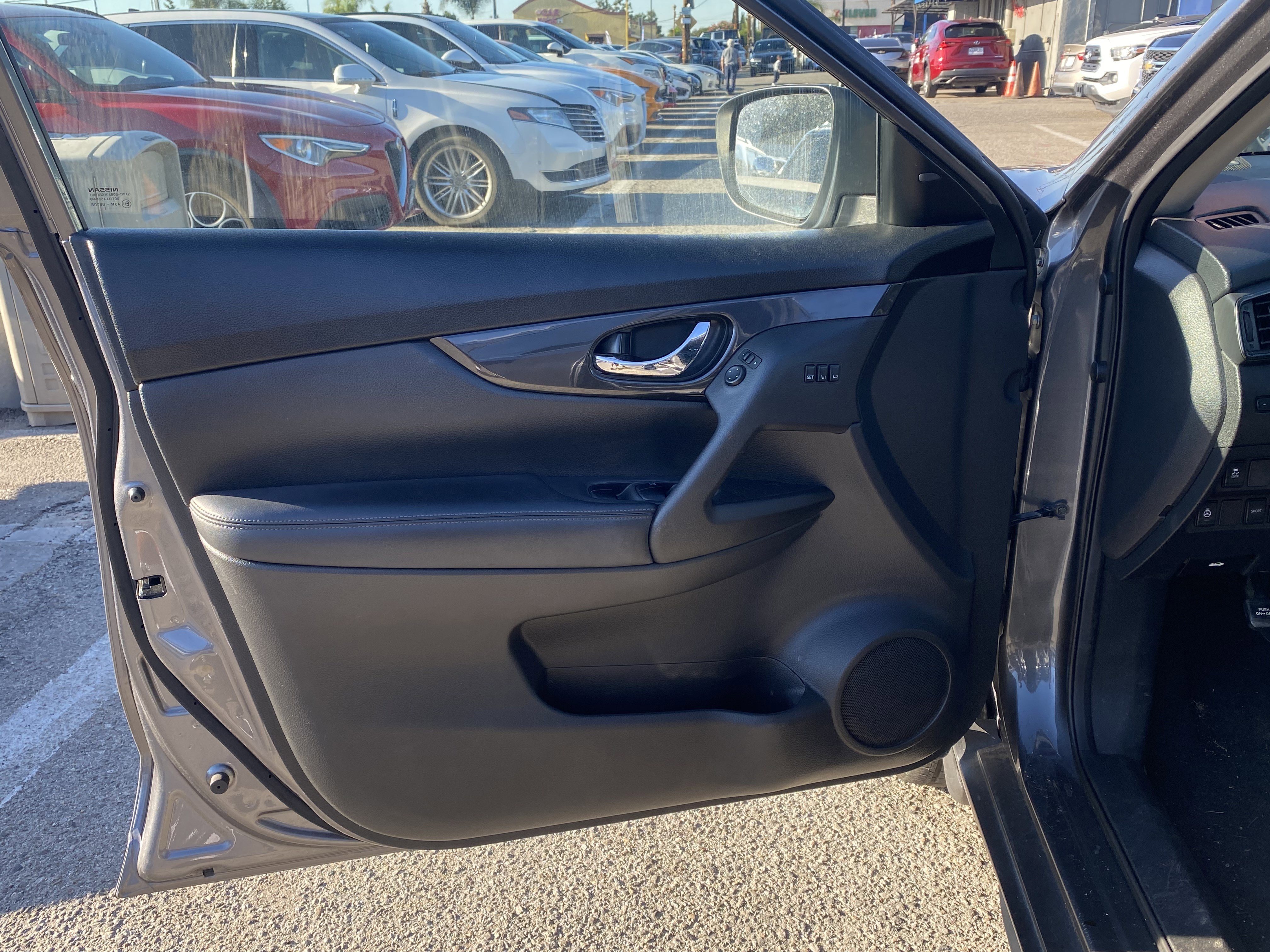 Used 2018 Nissan Rogue SV w/ Premium Package image 14