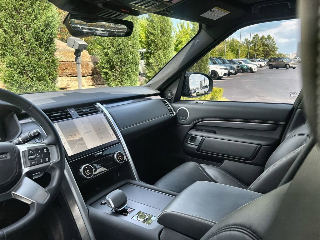 Certified 2025 Land Rover Discovery Metropolitan Edition image 13