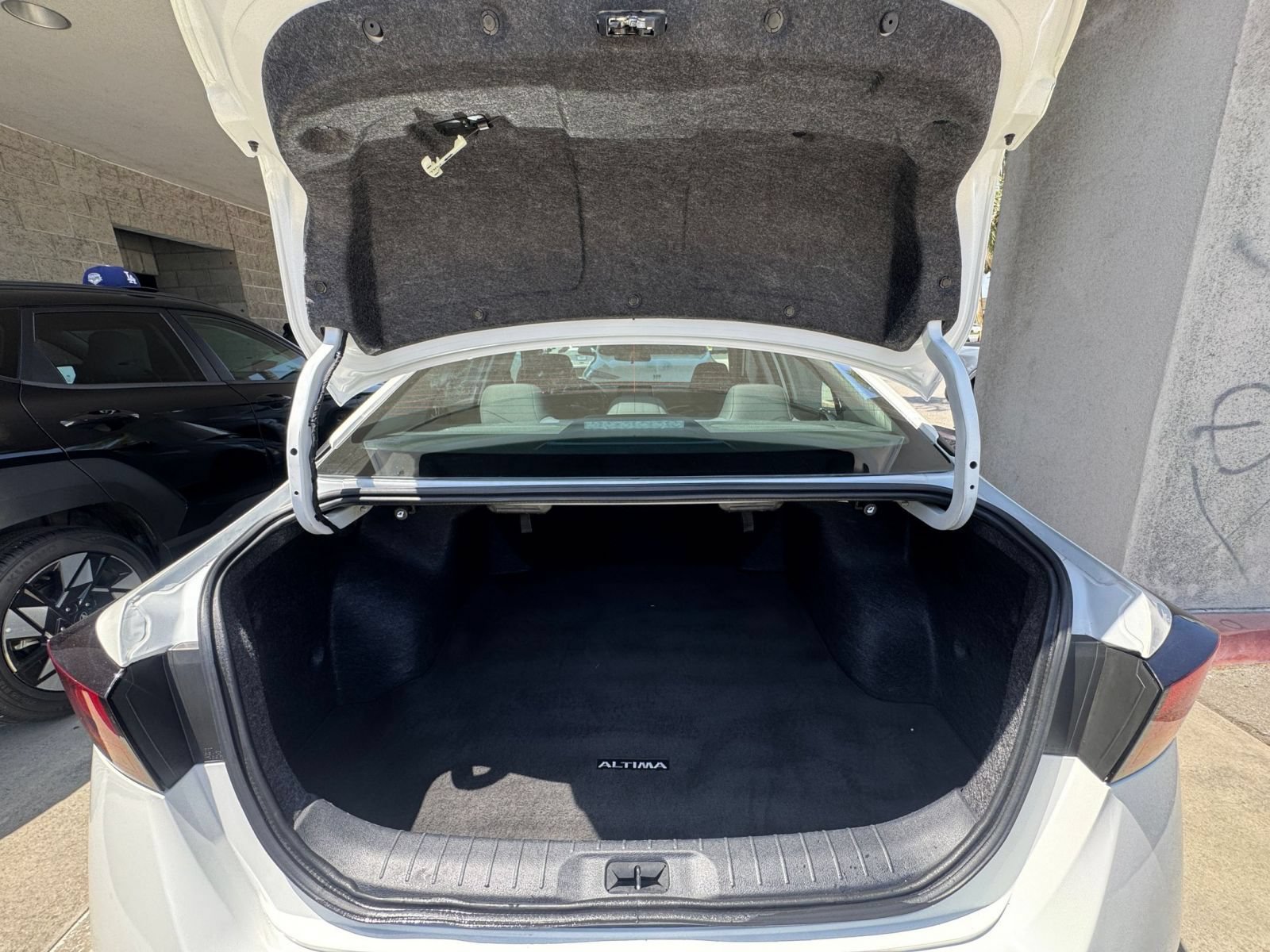 Used 2025 Nissan Altima 2.5 SV FWD image 31