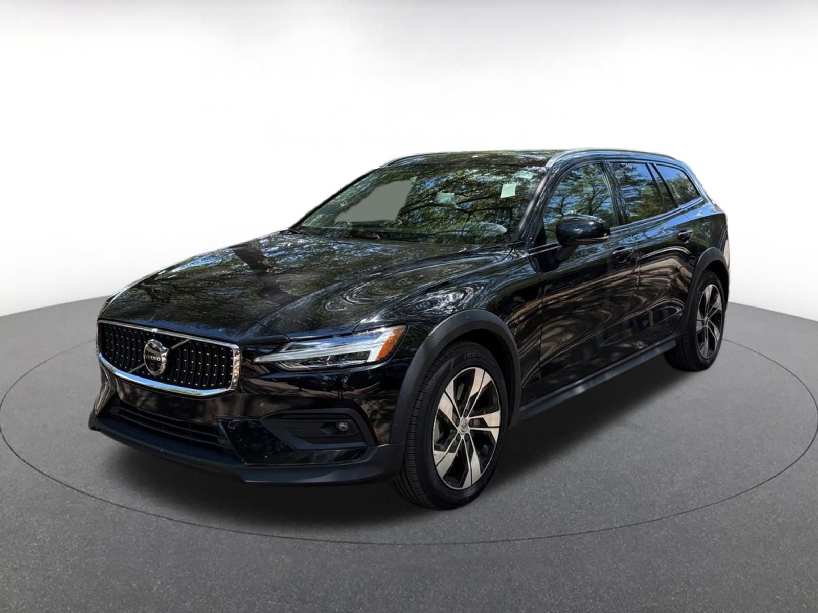 Used 2025 Volvo V60 B5 Cross Country Plus AWD/4WD image 3