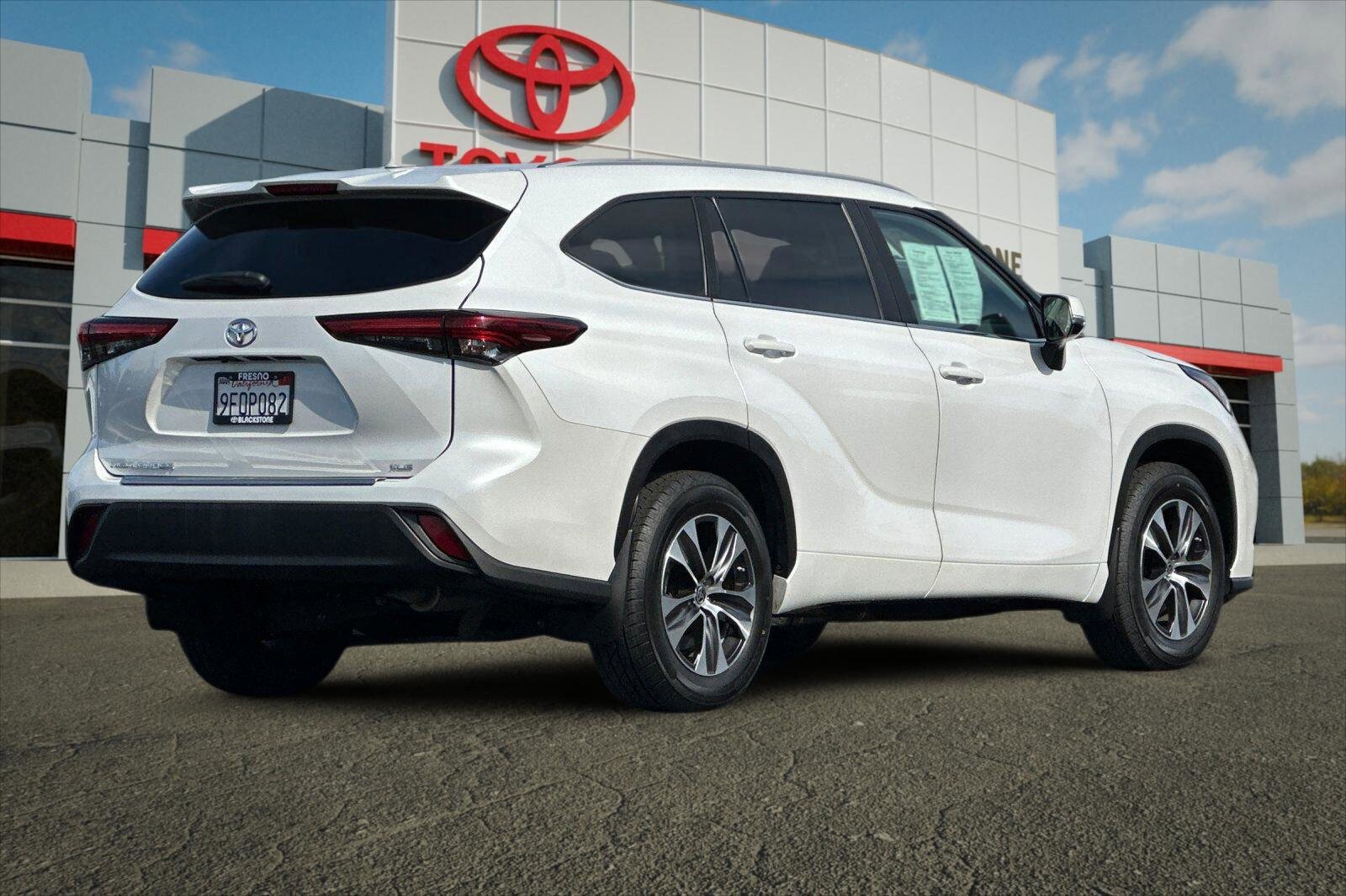Used 2023 Toyota Highlander XLE image 3