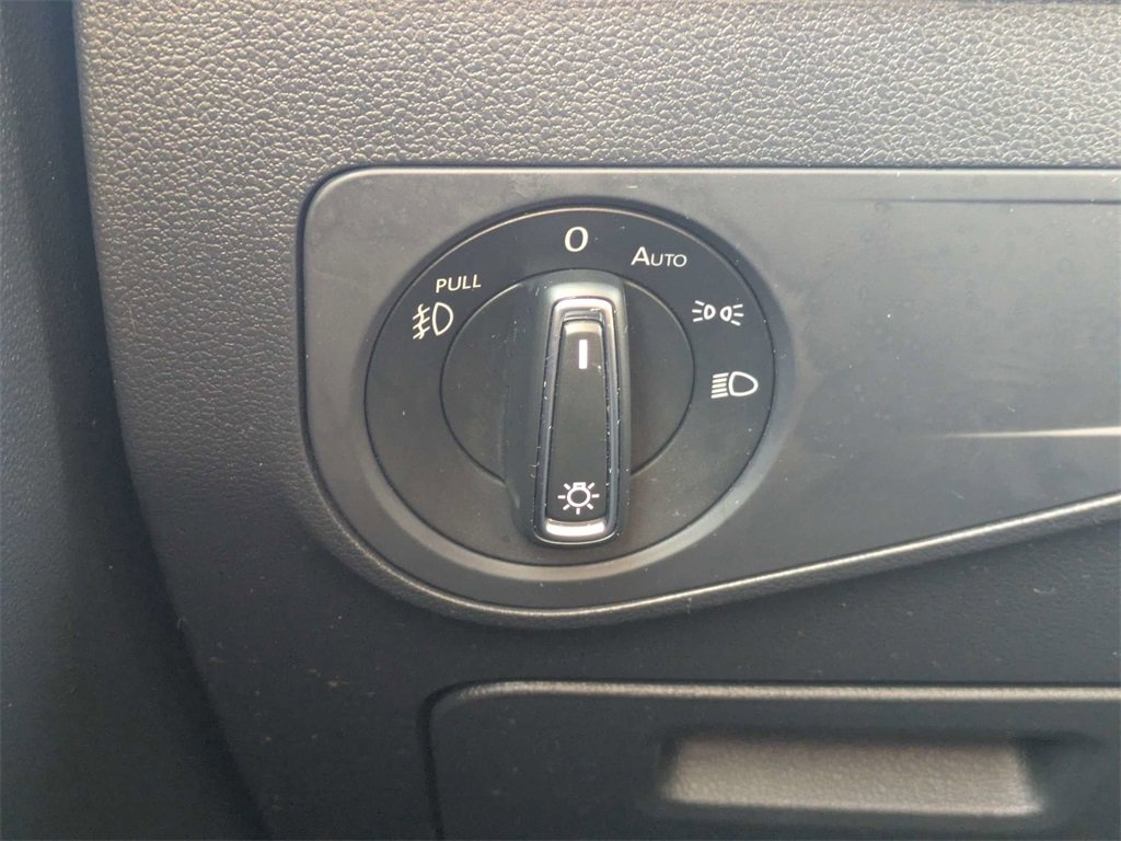 Used 2021 Volkswagen Tiguan SE image 29