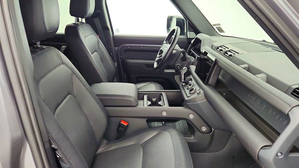 Used 2024 Land Rover Defender 130 X-Dynamic SE image 26