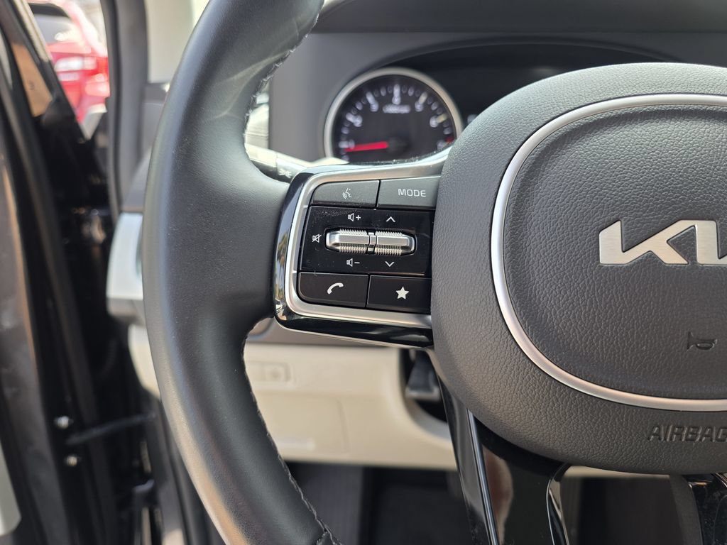 Used 2022 Kia Carnival LX FWD image 25
