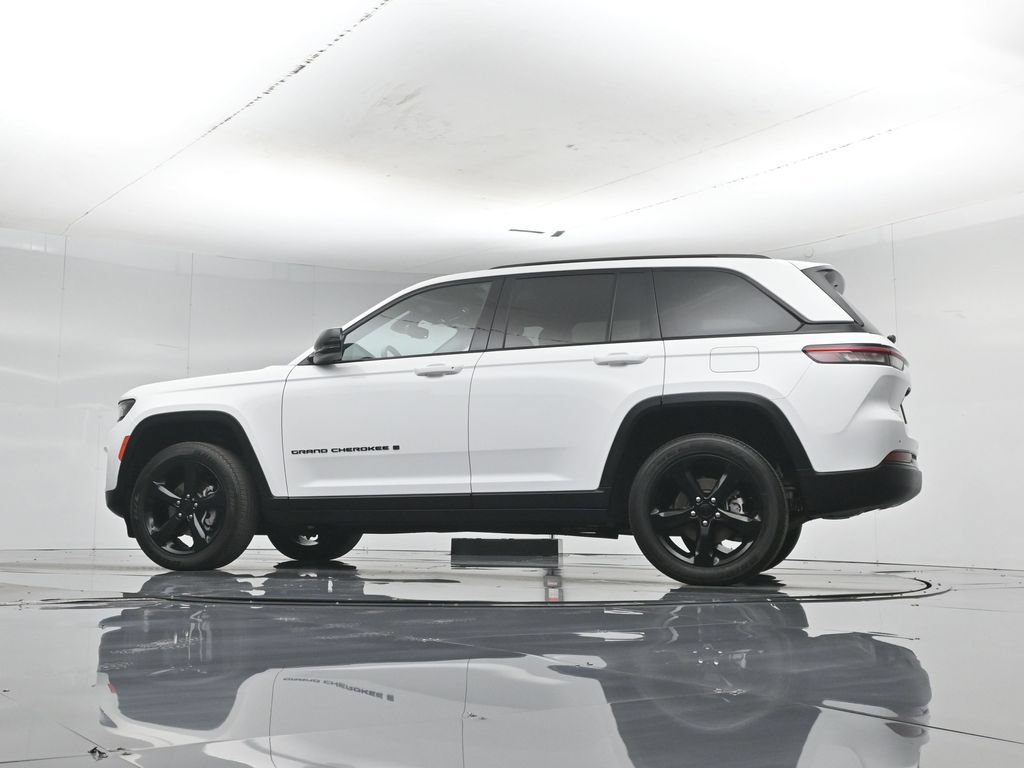 Used 2023 Jeep Grand Cherokee Laredo AWD/4WD image 56