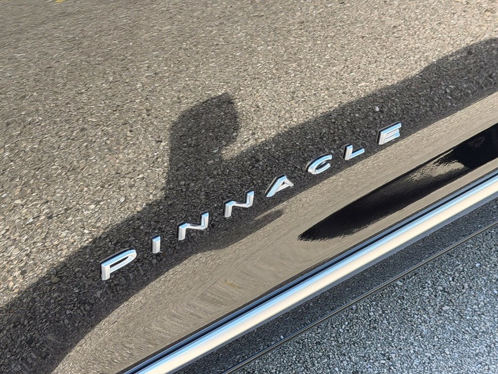 New 2027 Chrysler Pacifica Pinnacle w/ Theater Group FWD image 32
