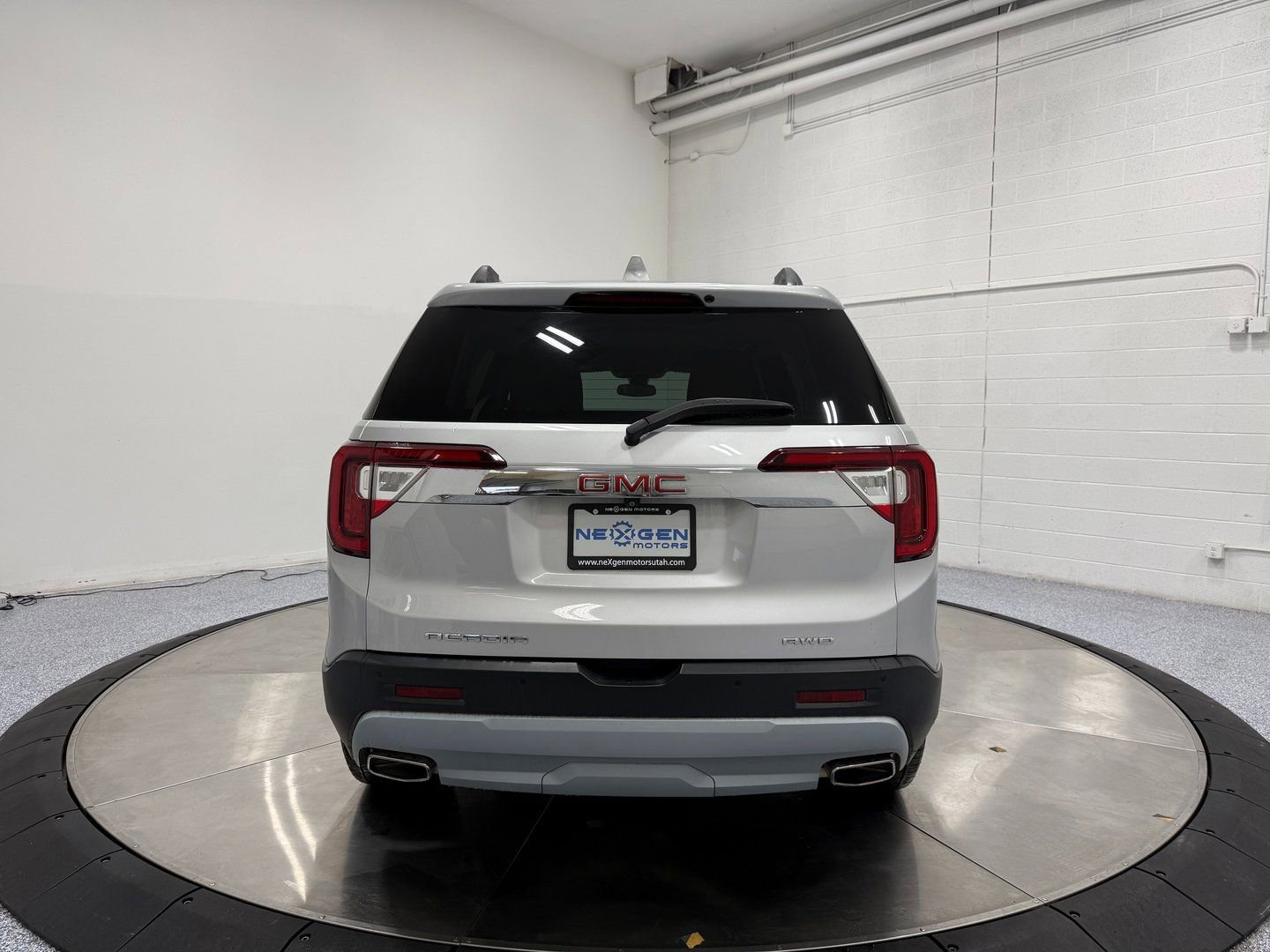 Used 2020 GMC Acadia SLT w/ LPO, Cargo Package AWD/4WD image 6