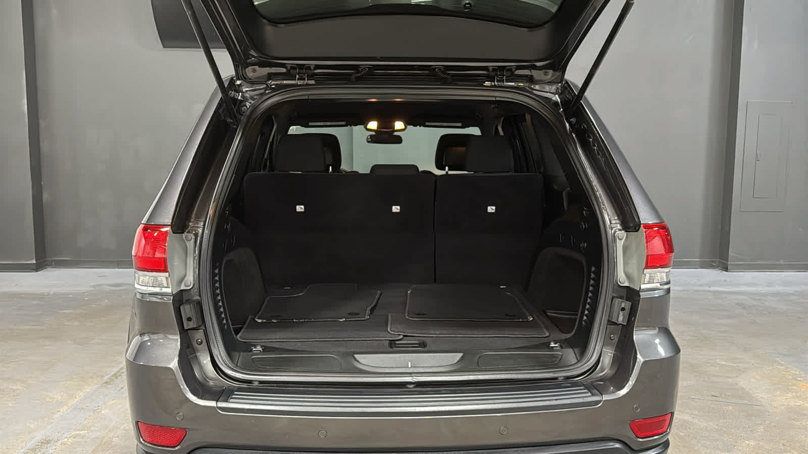 Used 2019 Jeep Grand Cherokee Laredo AWD/4WD image 29