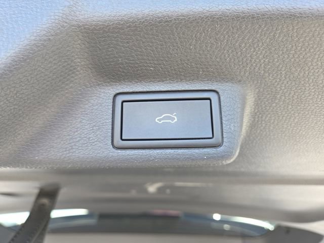 Used 2025 Volkswagen ID. Buzz Pro S RWD image 17