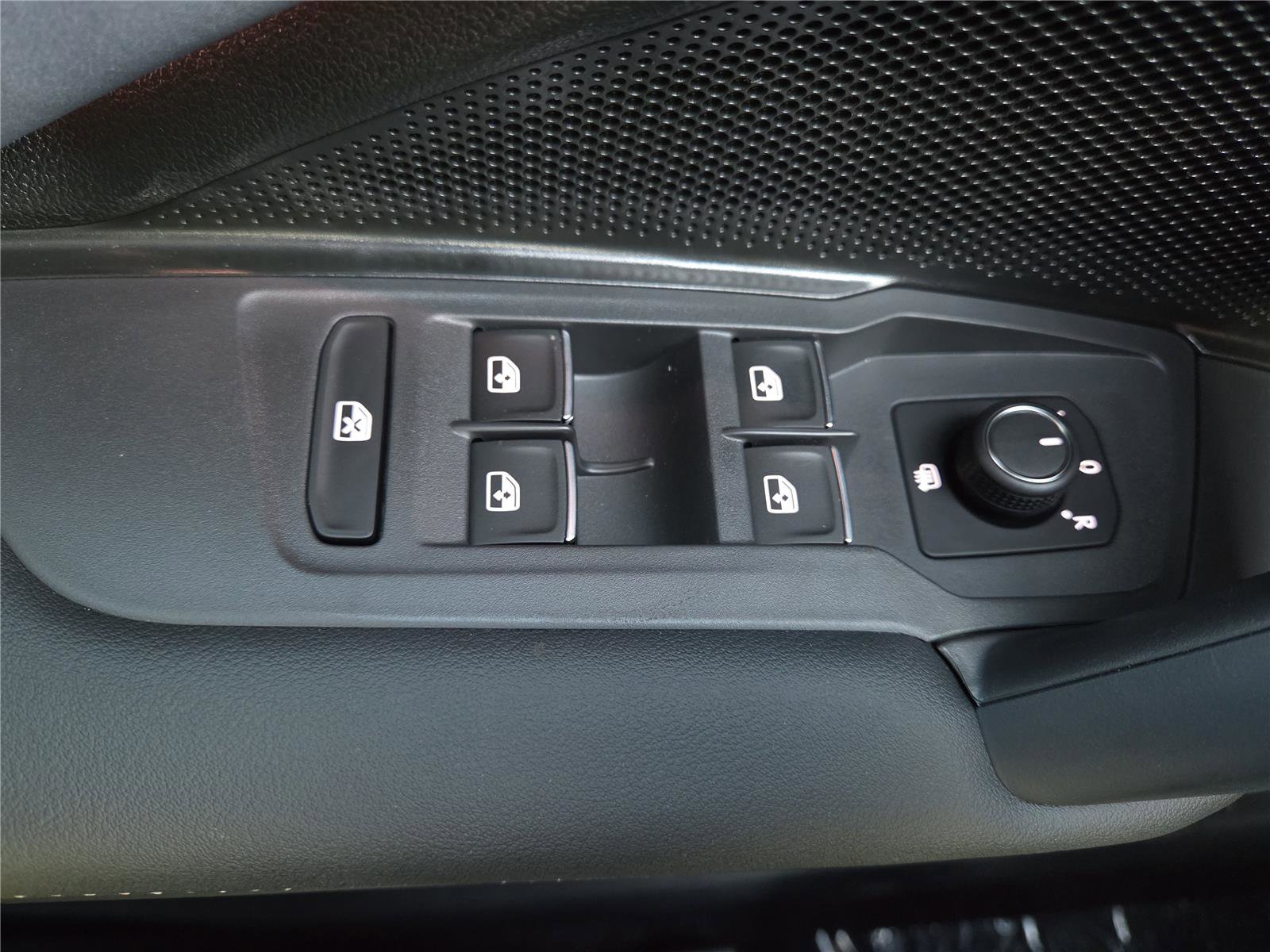 New 2026 Volkswagen Tiguan SE image 13