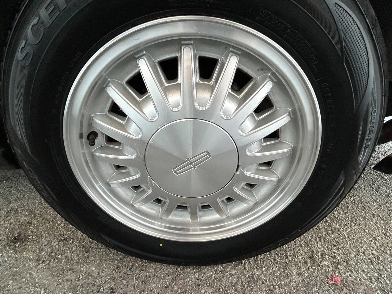 Used 1997 Lincoln Town Car Cartier image 29