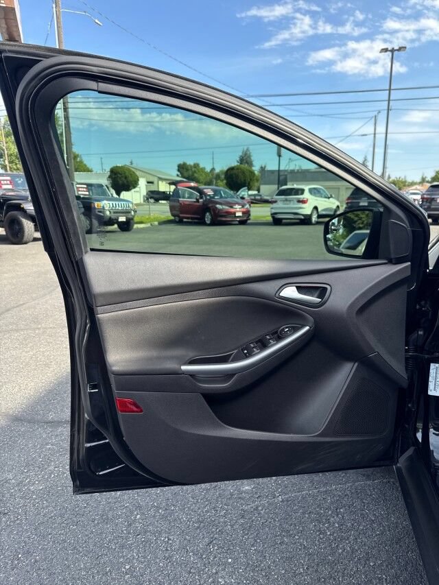 Used 2014 Ford Focus Titanium FWD image 9