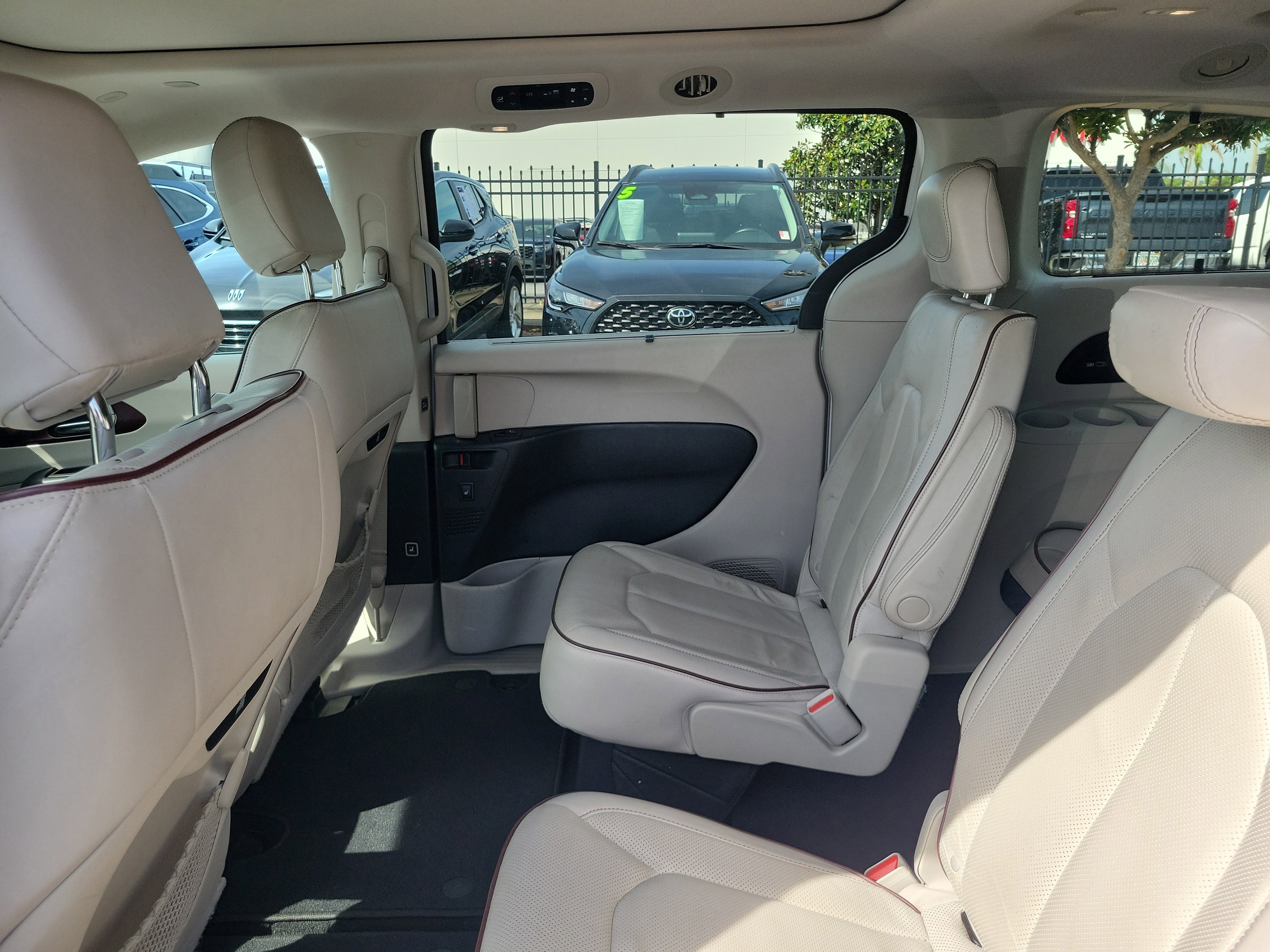 Used 2020 Chrysler Pacifica Limited FWD image 12