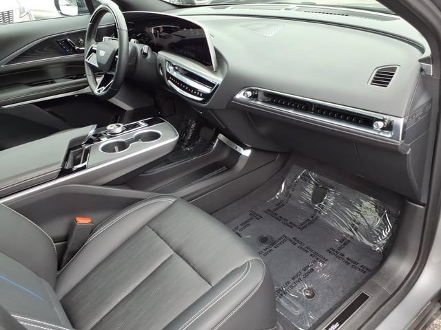 Used 2025 Cadillac Lyriq Luxury w/ LPO, Floor Liner Package AWD/4WD image 23