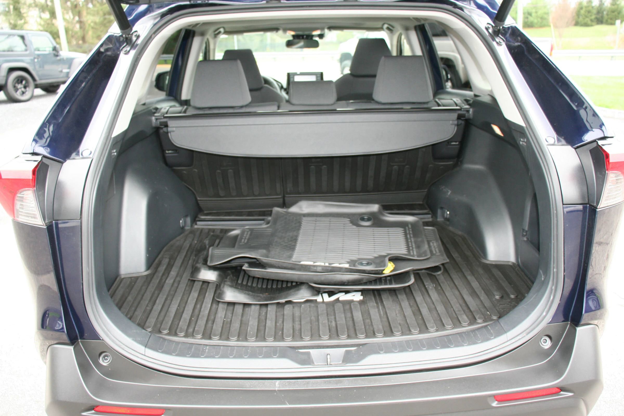 Used 2019 Toyota RAV4 XLE w/ Convenience Package image 13