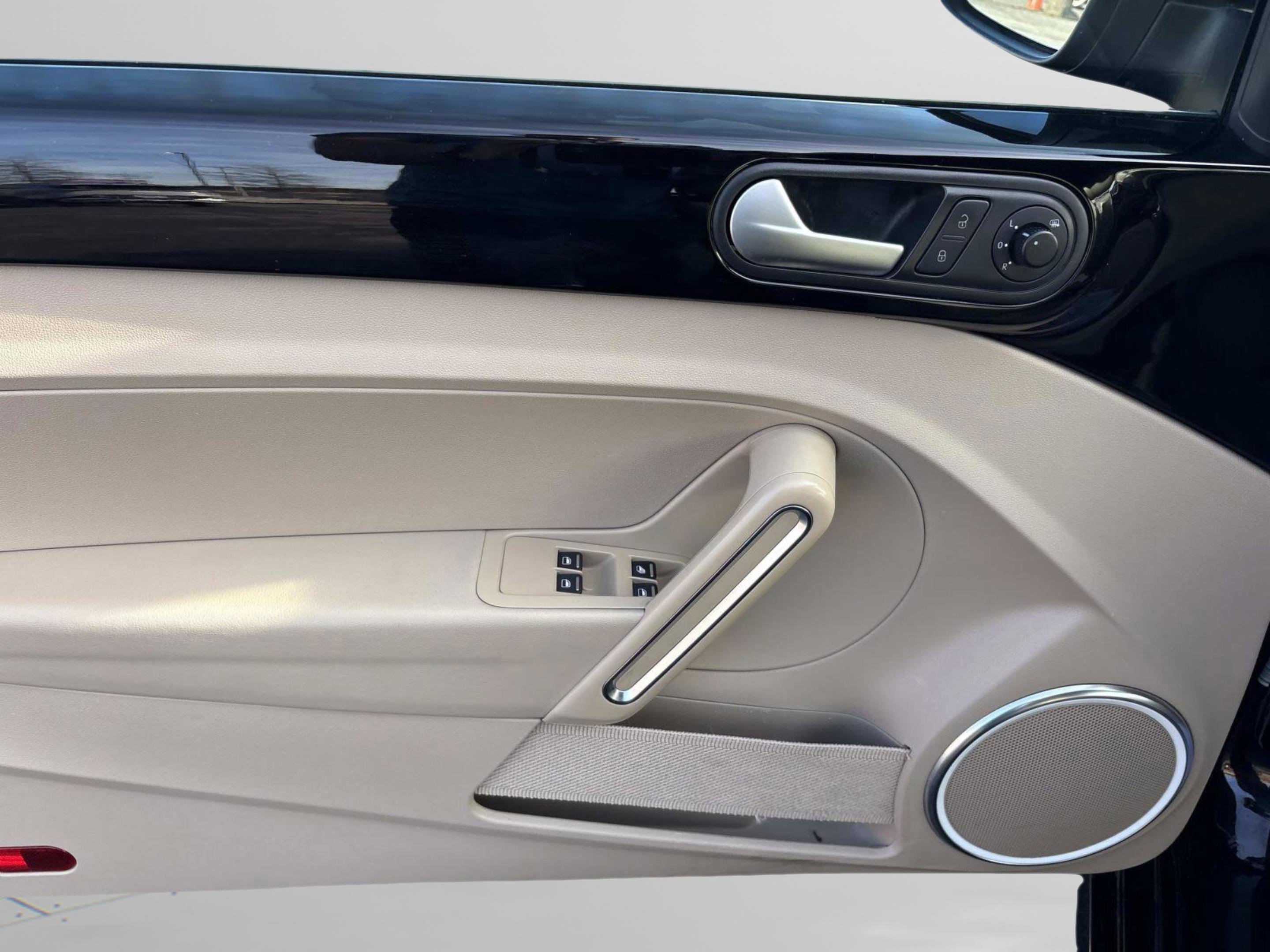 Used 2014 Volkswagen Beetle 1.8T image 32