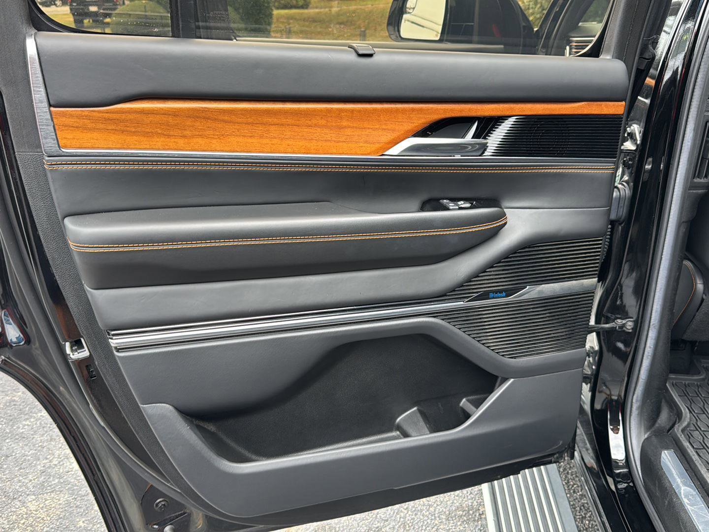 Used 2022 Jeep Grand Wagoneer Series III w/ Rear Seat Video Group 1 image 15