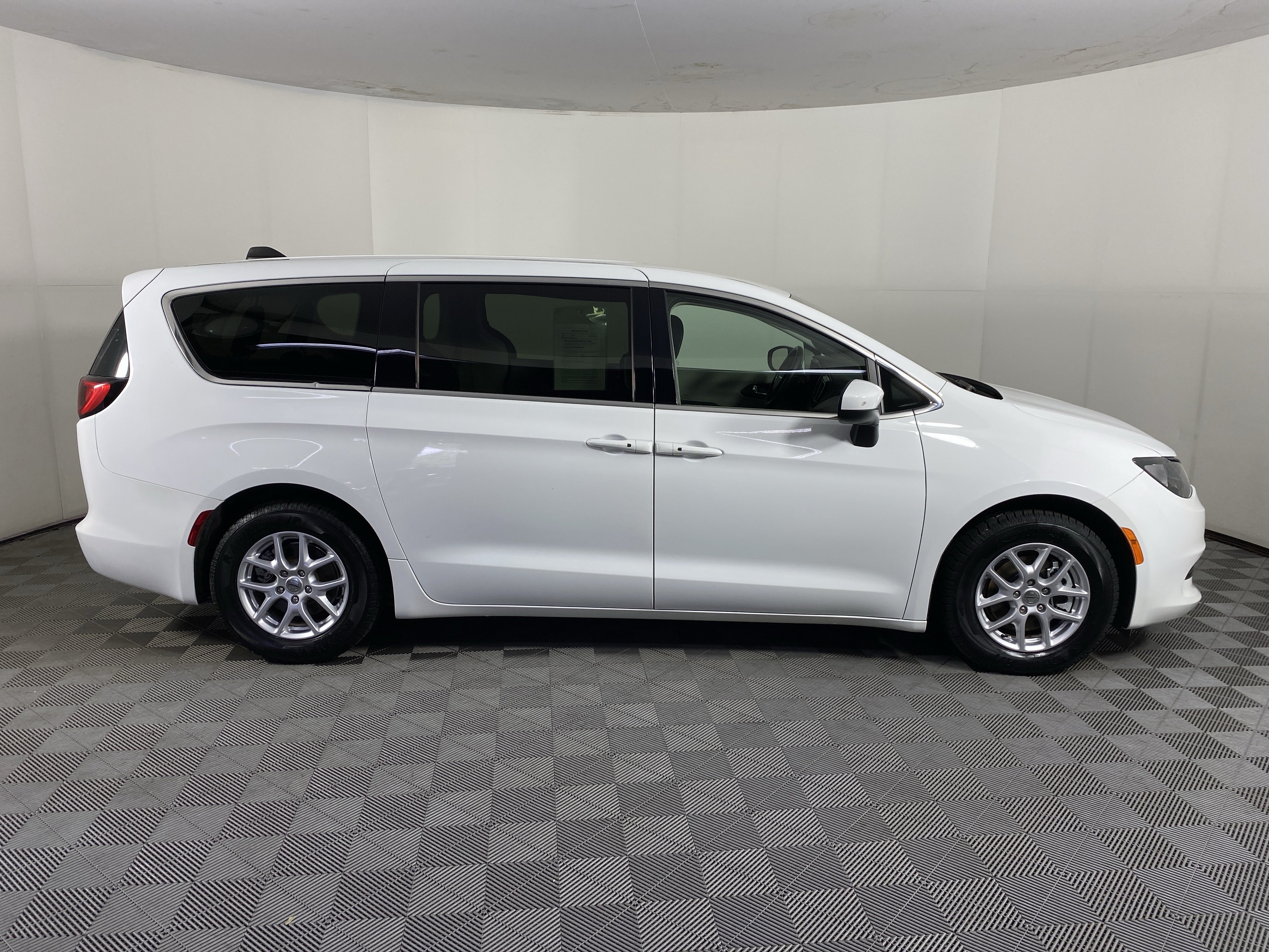 Used 2023 Chrysler Voyager LX FWD image 6