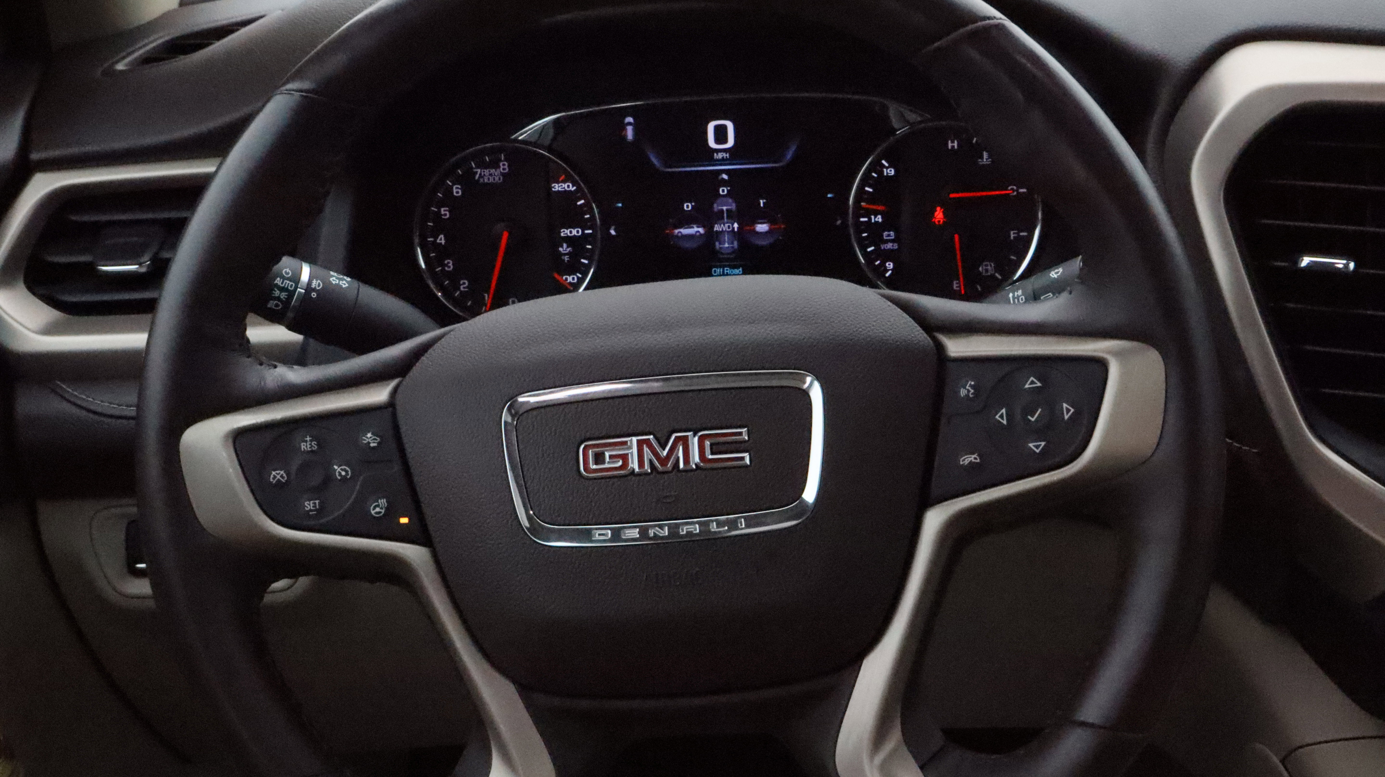 Used 2018 GMC Acadia Denali w/ Technology Package AWD/4WD image 9