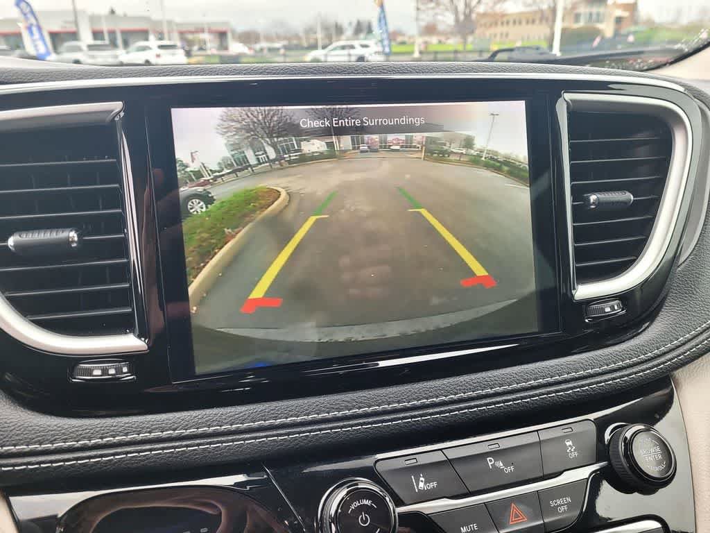 Used 2023 Chrysler Pacifica Touring-L FWD image 10