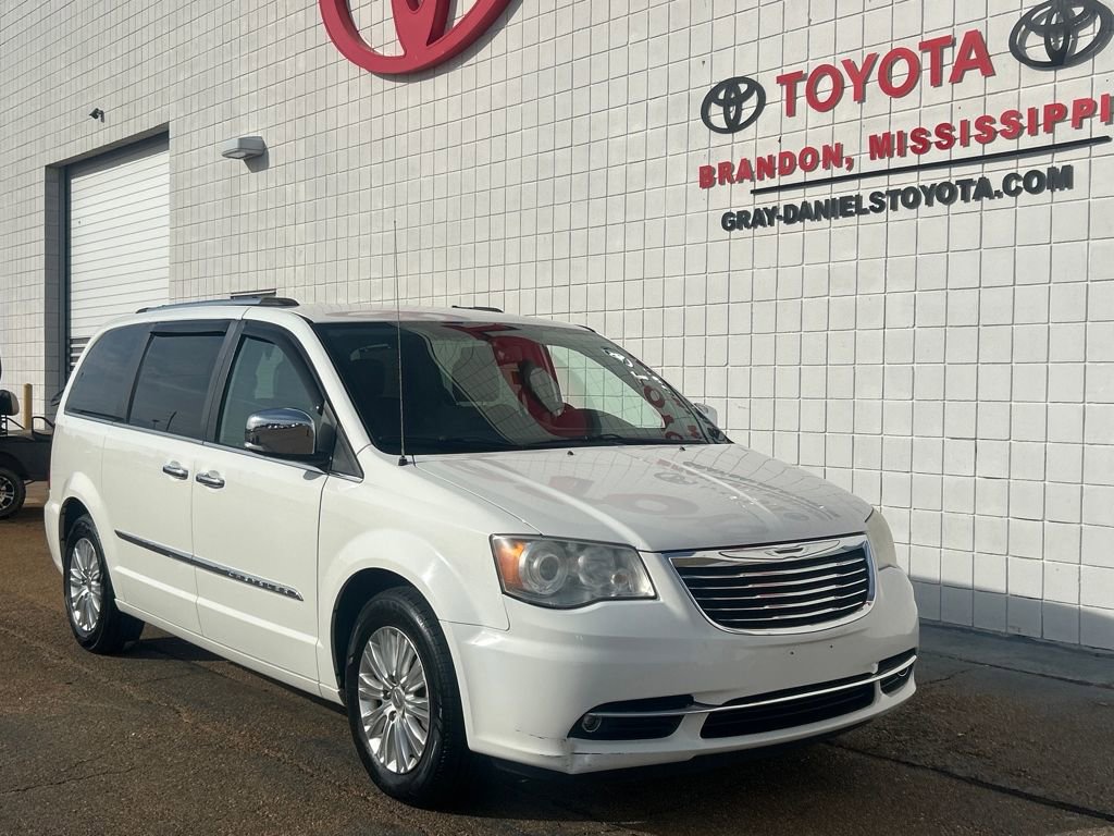 Used 2013 Chrysler Town & Country Limited image 3