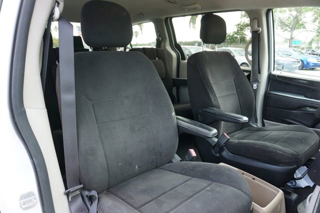 Used 2013 Dodge Grand Caravan SXT image 2