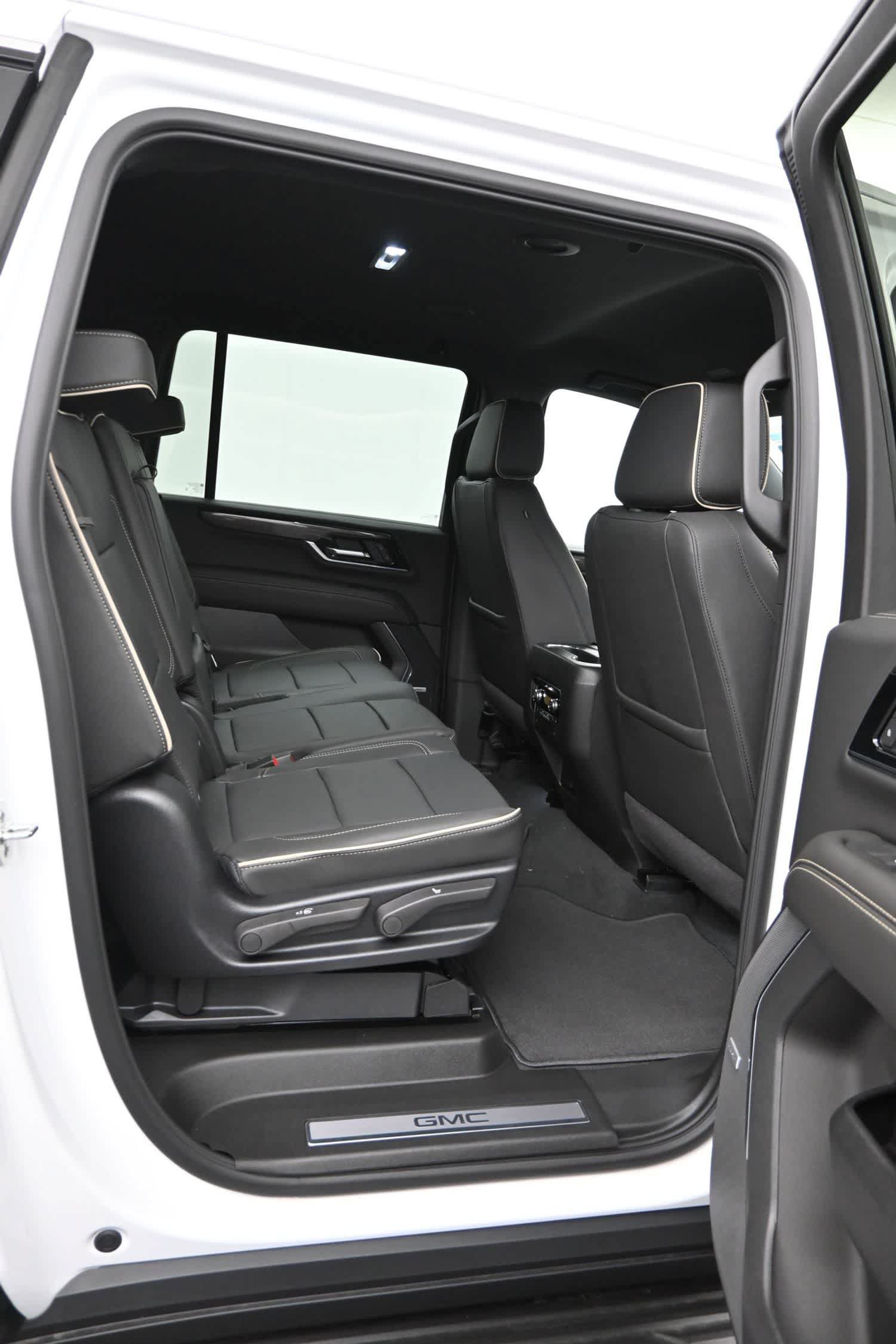 New 2026 GMC Yukon XL Elevation w/ LPO, Elevation Black Package AWD/4WD image 12
