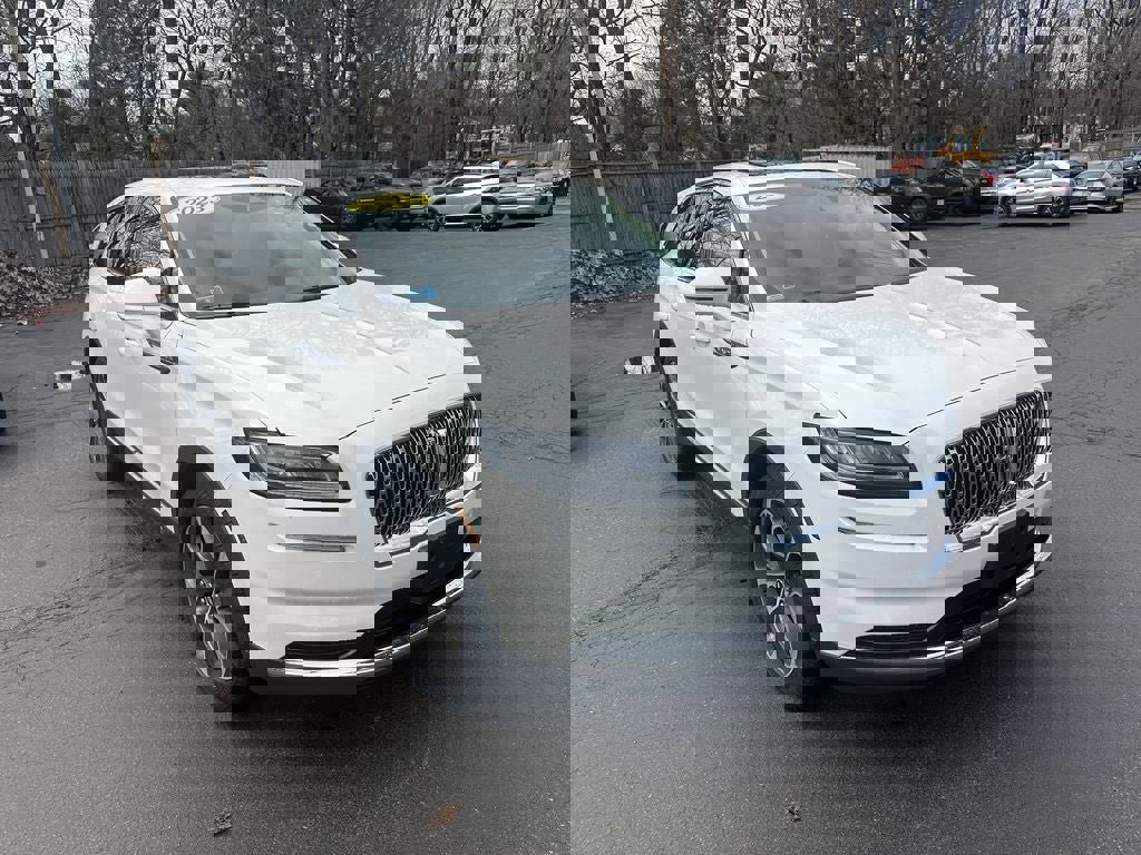 Used 2023 Lincoln Nautilus Reserve image 3