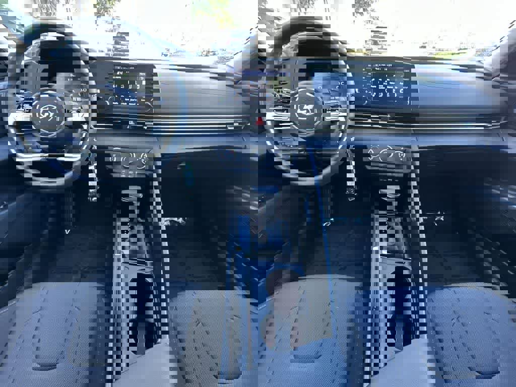 Used 2025 Hyundai Elantra SE image 24